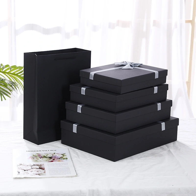 Rektangulær sort gaveæske med låg